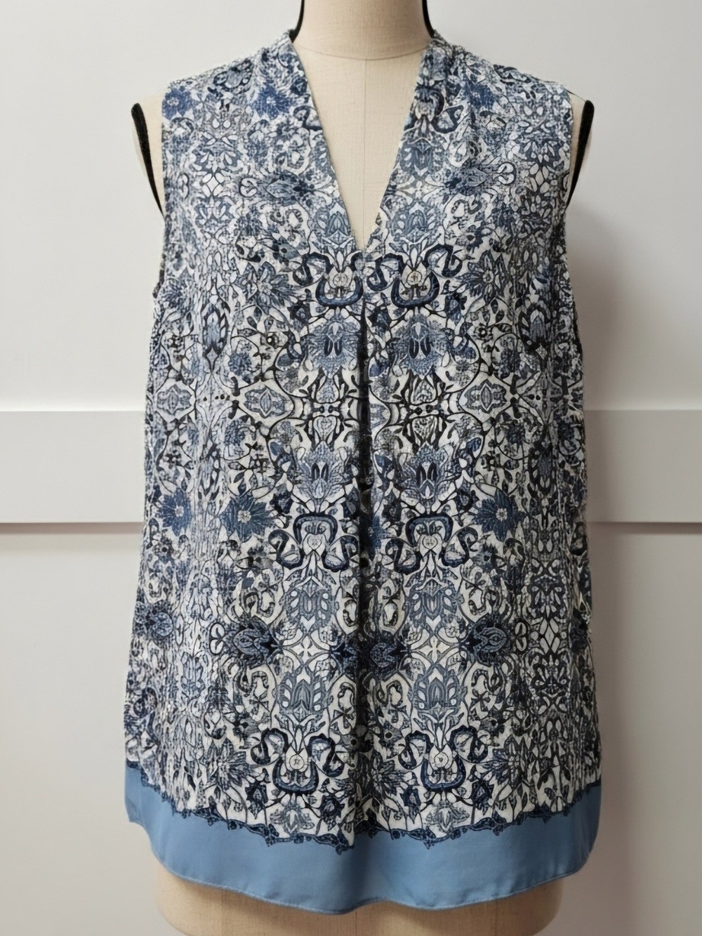 Max Studio Blue and White Floral-Patterned V-Neck Sleeveless Top